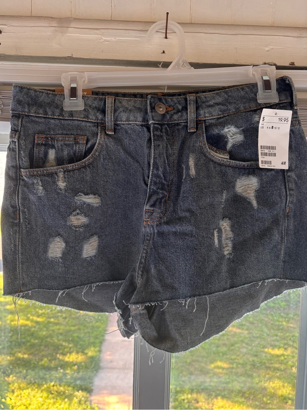 ✨HOST PICK✨NWT- H&M Distressed Denim Shorts